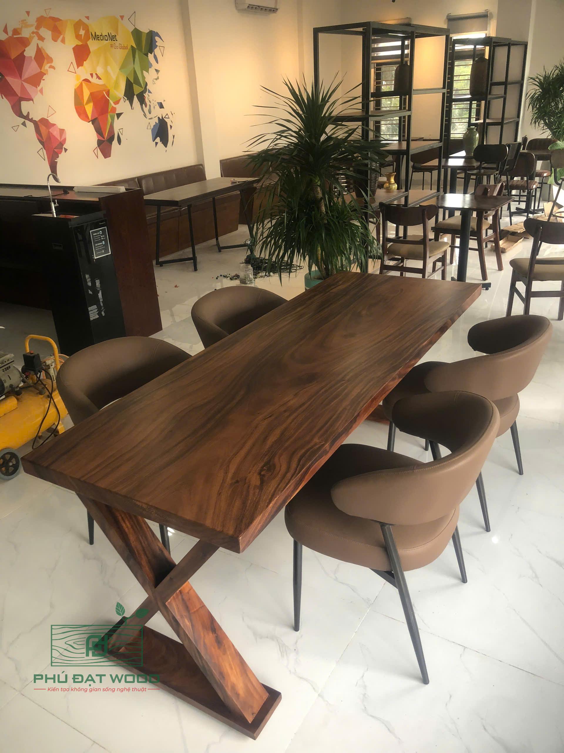 Bàn gỗ nguyên tấm dáng dài