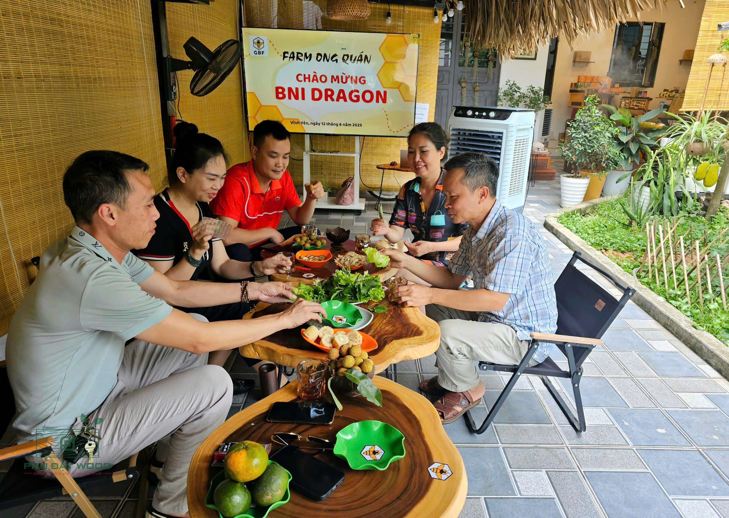 Bàn cafe ngoài trời gỗ tự thiên nguyên tấm 