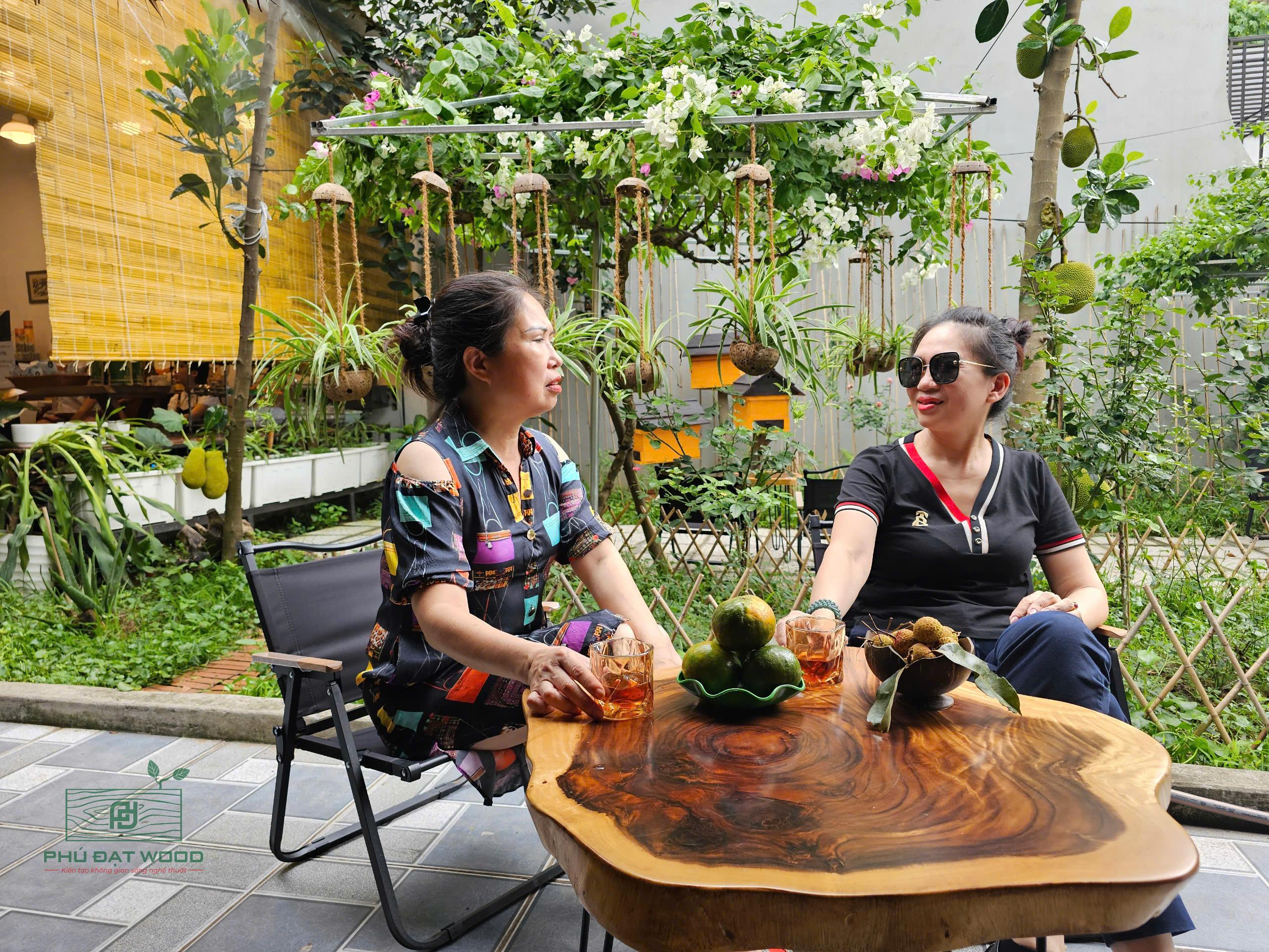 Mẫu bàn Cafe sân vườn gỗ tự nhiên nổi bật