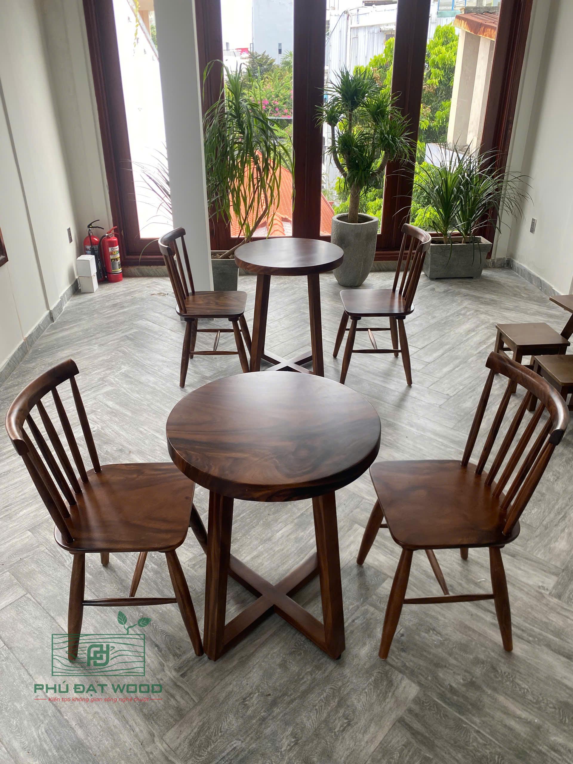 Bàn cafe gỗ nguyên tấm dáng tròn