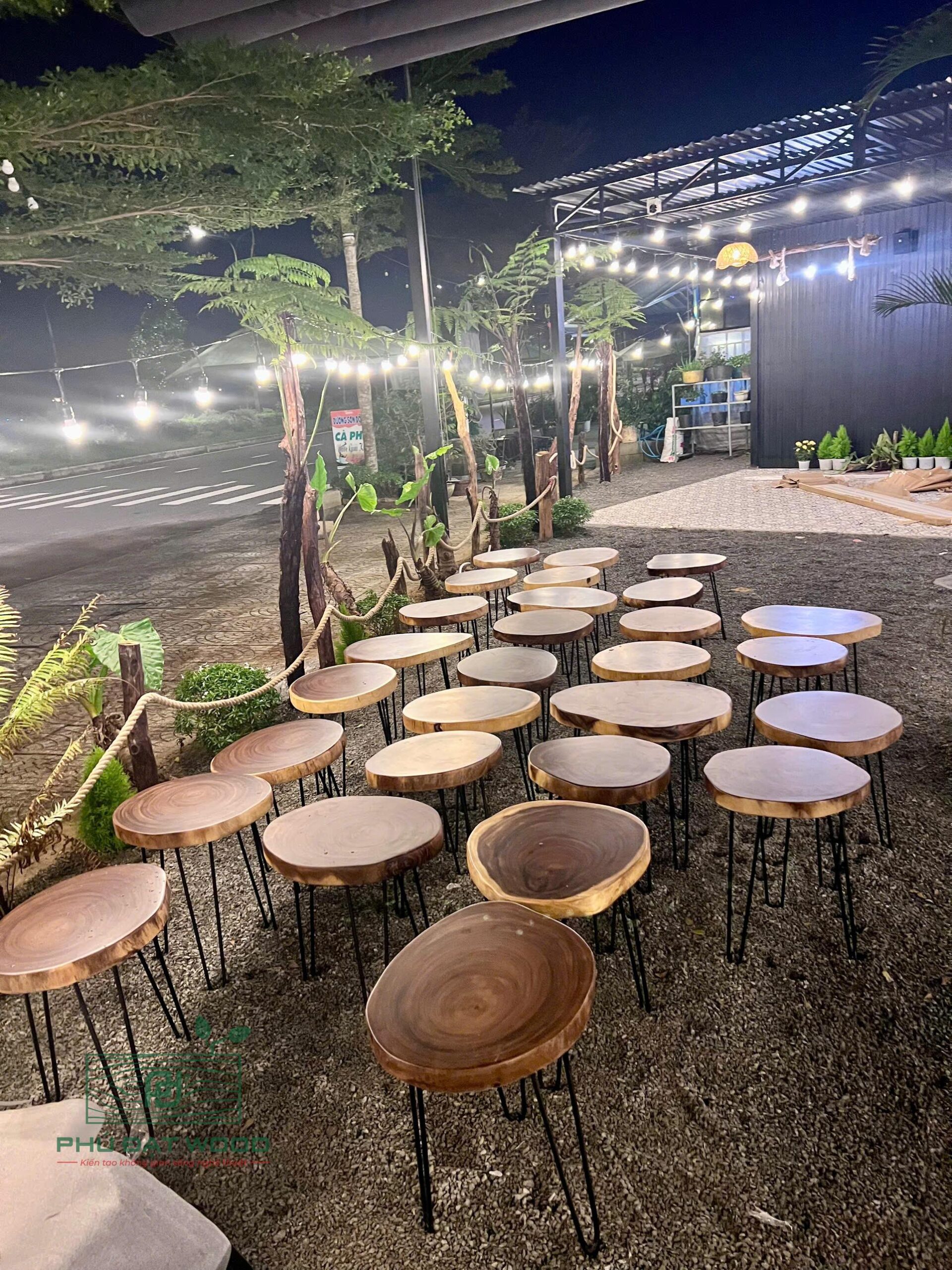 Bàn cafe gỗ tròn cho sân vườn