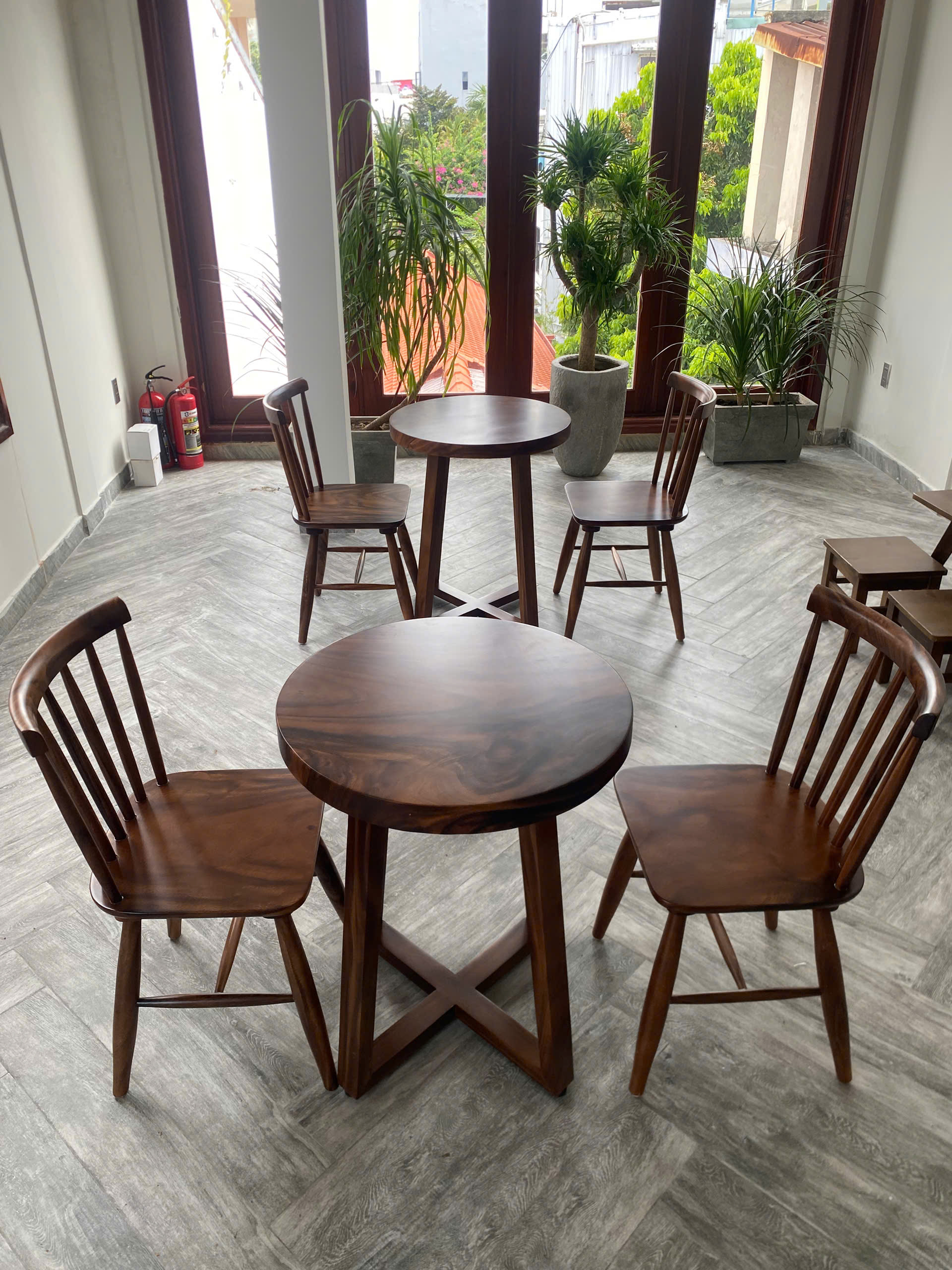 Bàn cafe gỗ nguyên tấm dáng tròn