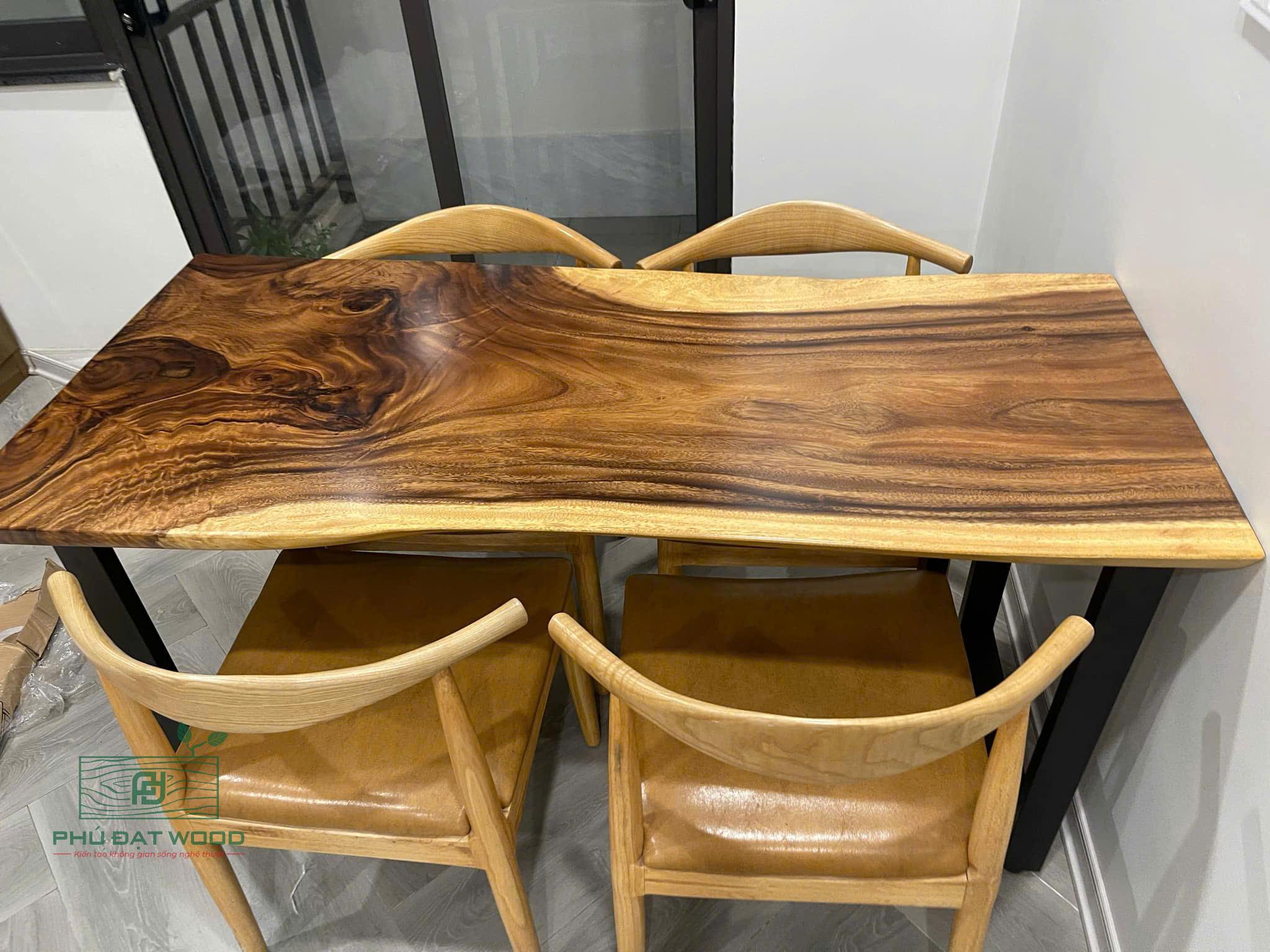 bàn ăn 4 ghế gỗ me tây chung cư